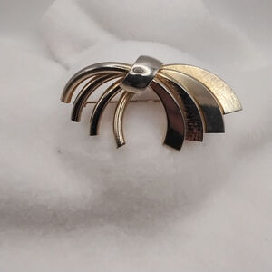 Vintage 1970s Abstract Ribbon Brooch |Gold-Tone Modernist Mid Century Jewelry